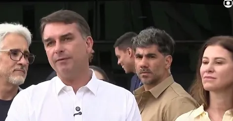 Flávio diz que está “ansioso” para visitar Jair Bolsonaro e critica decisões do STF