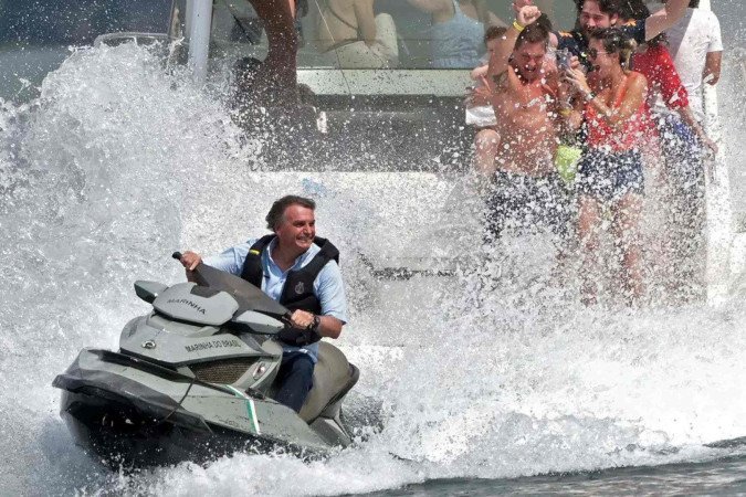 1_bolsonaro_jet_ski-48930475