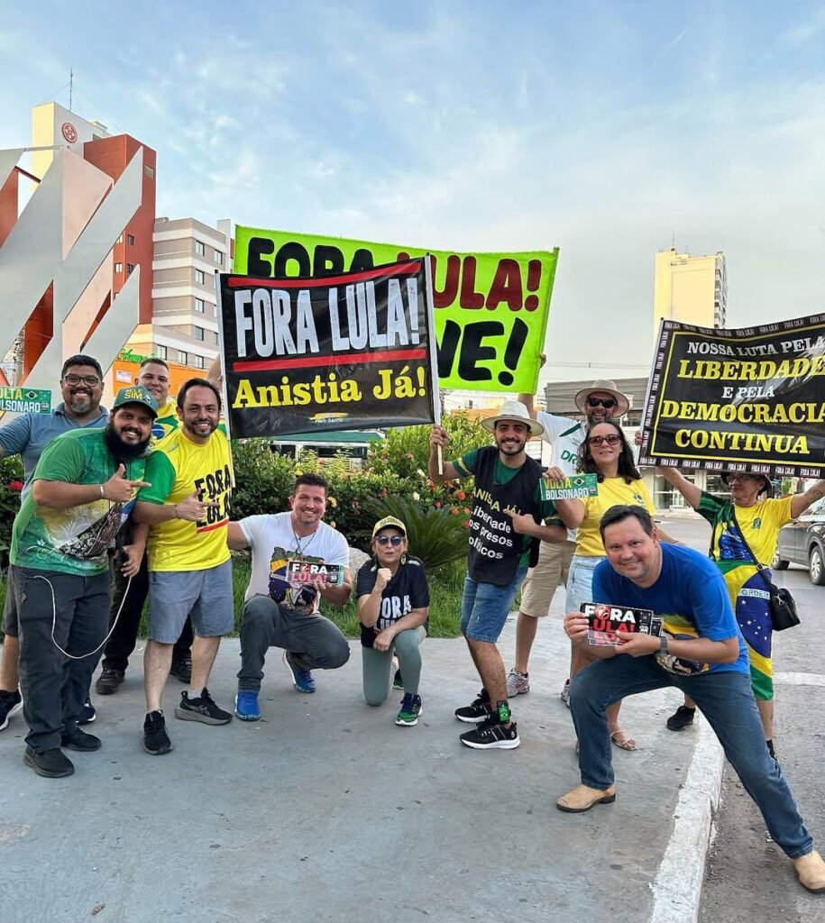 WhatsApp-Image-2025-03-16-at-10.29.00-915x1024 Adesivaço em Cuiabá: mais de 3 mil adesivos distribuídos em apoio à anistia e à saída de Lula