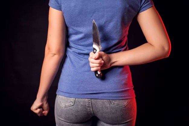 mulher-com-faca-nas-costas-pessoas-violencia-familiar-conceito-de-crime_96616-334