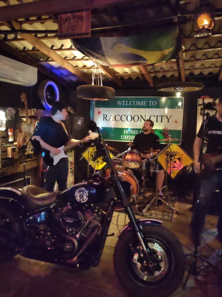 40d8e882-f922-4756-8a46-ab8e487ebb4a-768x1024 Caveira Bar celebra 1 ano movimentando a cena do rock em Cuiabá; veja programação
