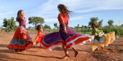 Caminhos-Ciganos_Meninas_do_Acampamento_Nova_Canaa_em_Brasilia_2025-01-30-14-36-51-e1745450212380-664x332