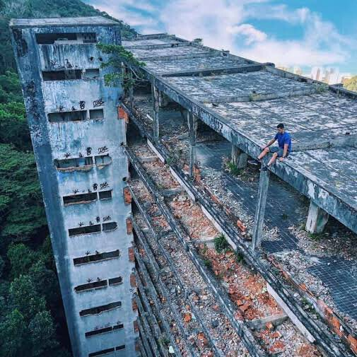 image-5 O "Hotel Esqueleto": O Gigante abandonado da Floresta da Tijuca; fotos
