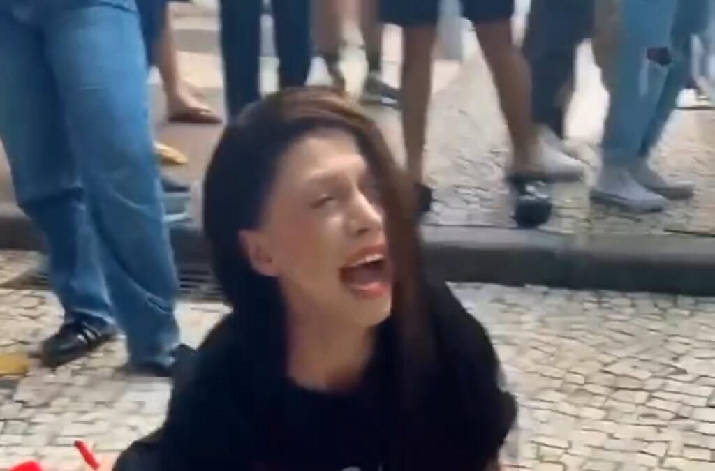 WhatsApp-Image-2025-05-01-at-08.51.56-1024x675 “Gaga, eu te amo!”: fã se ajoelha em frente a hotel no Rio; VEJA VÍDEO