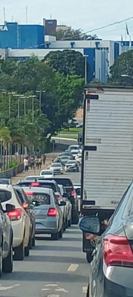 WhatsApp-Image-2025-05-16-at-09.00.49-460x1024 Acidente entre carros trava trânsito em frente ao Parque das Águas; VEJA VÍDEO
