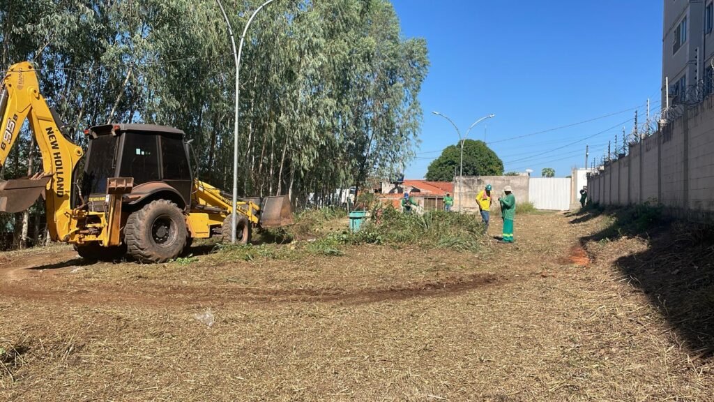 df5129c9-a4e5-4f08-b81e-00265557fb4c-1024x576 Secretaria responde e inicia limpeza de praça alvo de vandalismo em Várzea Grande; VEJA VÍDEO