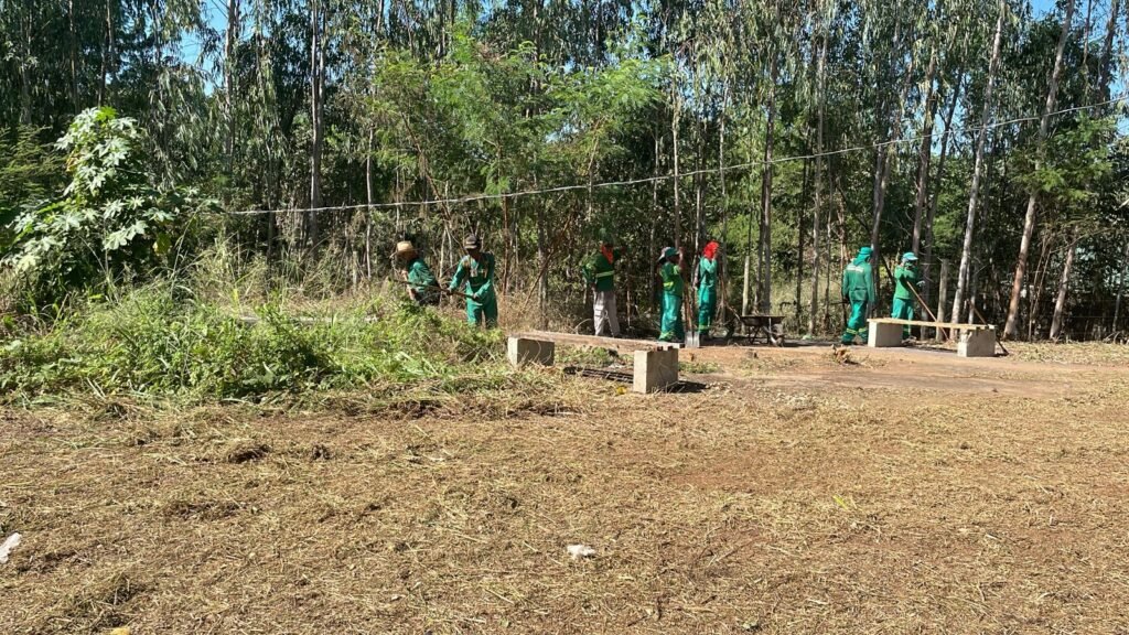 e1dc1e24-4f5c-4d1b-b55a-68151e6246ab-1024x576 Secretaria responde e inicia limpeza de praça alvo de vandalismo em Várzea Grande; VEJA VÍDEO
