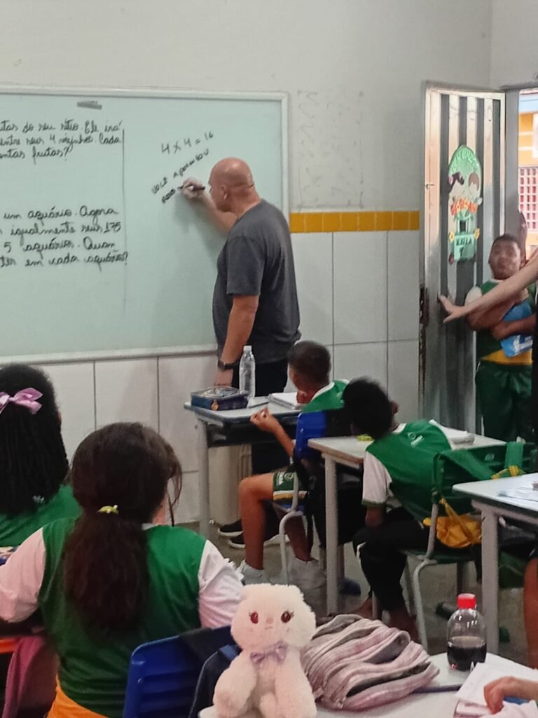 WhatsApp-Image-2025-06-06-at-18.03.28-768x1024 Crianças pedem autógrafo e prefeito vira atração em escola; VEJA VÍDEO