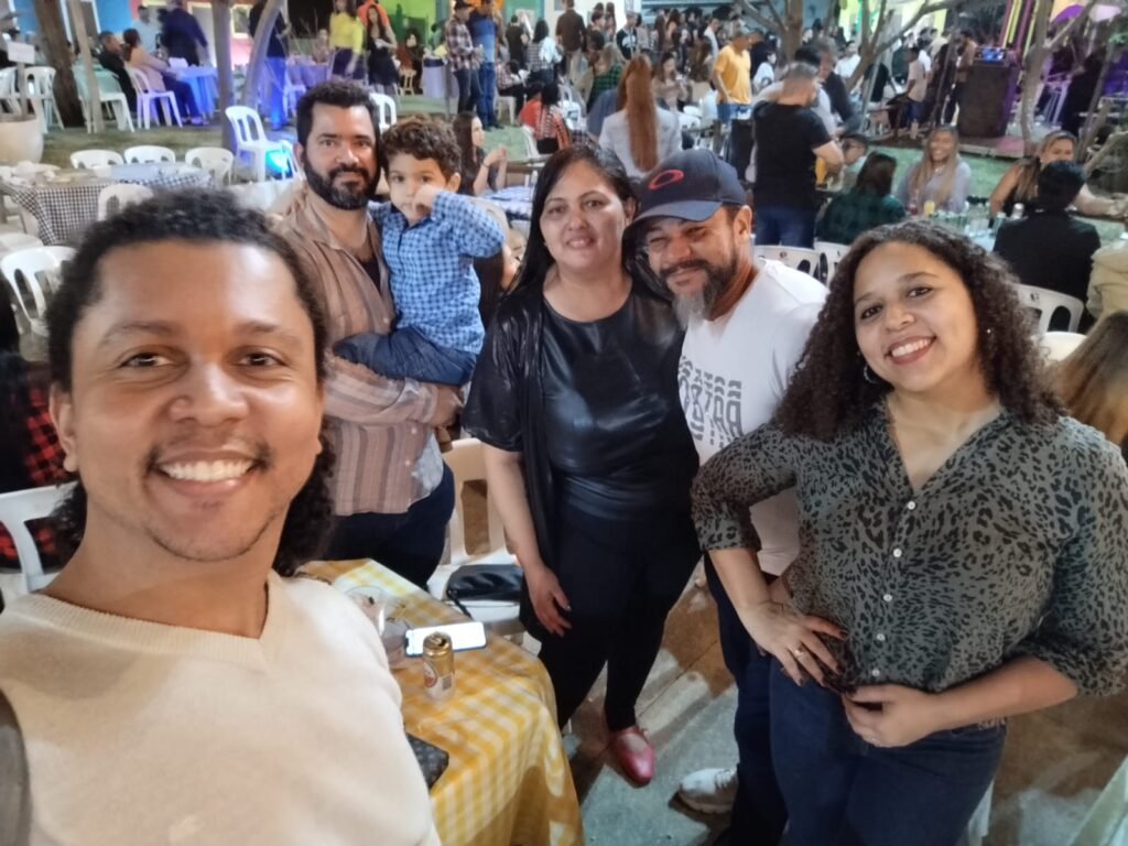 amigos-1024x768 O Melhor Arraiá de Cuiabá tem noite histórica com 15 mil pessoas e show de Israel Novaes; veja fotos