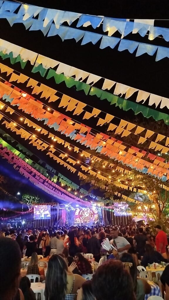 comunidade-576x1024 O Melhor Arraiá de Cuiabá tem noite histórica com 15 mil pessoas e show de Israel Novaes; veja fotos