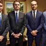 93114514_O-presidente-Jair-Bolsonaro-com-os-filhos.-FotoRoberto-JaymeAscomTSE