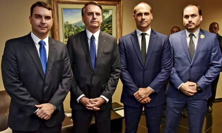 93114514_O-presidente-Jair-Bolsonaro-com-os-filhos.-FotoRoberto-JaymeAscomTSE
