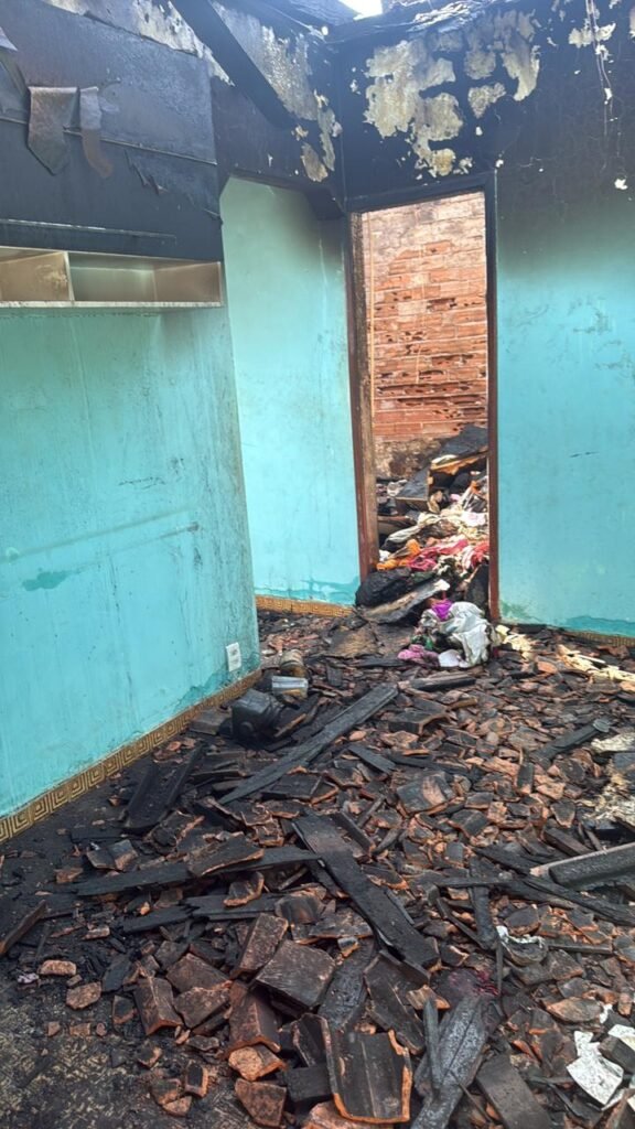 IMG-20250820-WA0039-576x1024 Incêndio destrói casa em VG e deixa mãe sem nada além da esperança; veja vídeo