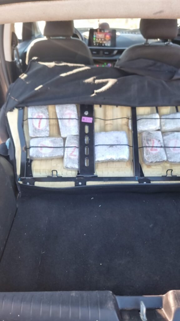 WhatsApp-Image-2025-08-13-at-08.45.05-576x1024 Gefron apreende 15 kg de skunk e veículo em Várzea Grande