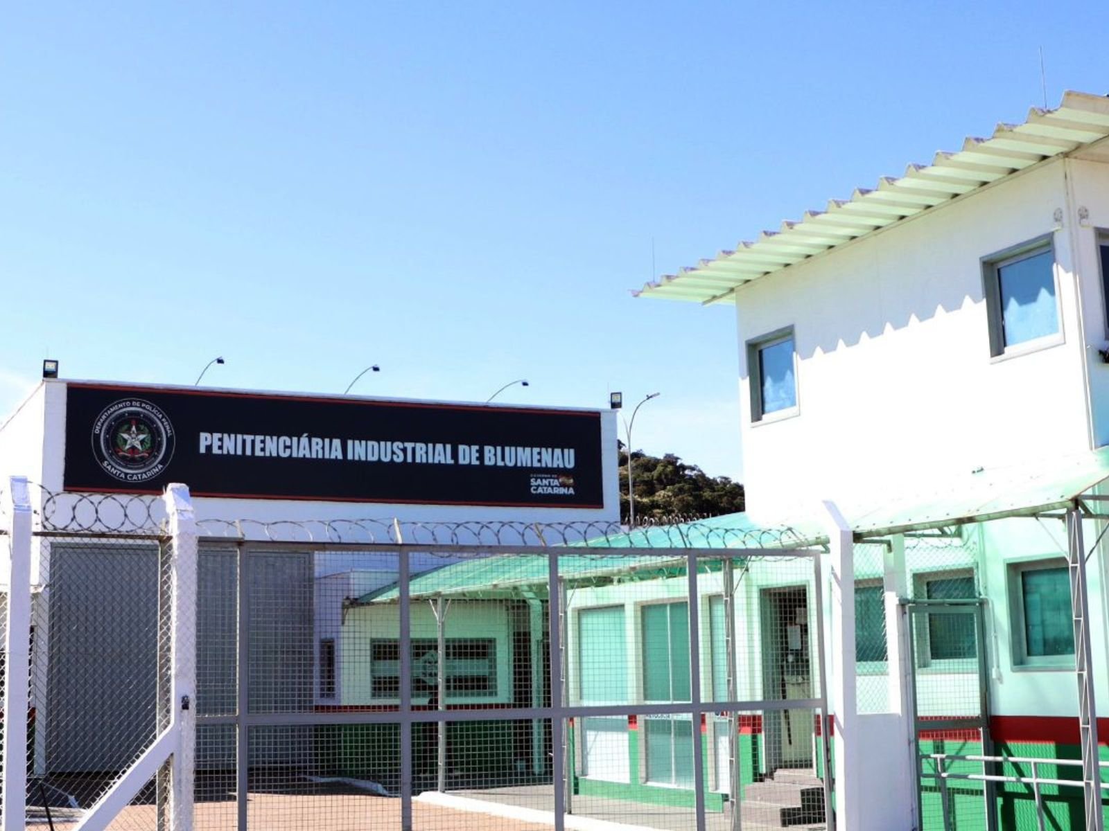 advogada-levanta-saia-para-cliente-preso-dentro-de-penitenciaria-de-blumenau