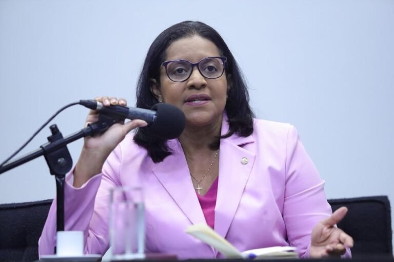 Deputada realiza evento Força Lilás, em Cuiabá, e encerra ciclo de de debates sobre violência contra a mulher