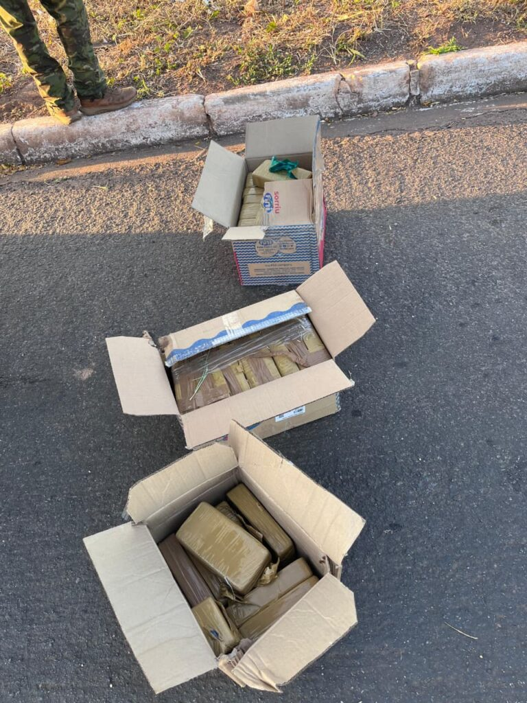 image-370 Micro-ônibus da Saúde é flagrado com 50 kg de pasta-base de cocaína