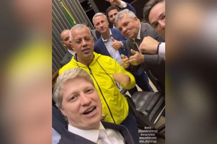 image-99 Parlamentares da oposição pernoitam no Congresso em protesto e cobram impeachment de Moraes