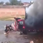 Carga-de-madeira-pega-fogo-e-motorista-entra-com-caminhao-em-rio-para-apagar-incendio