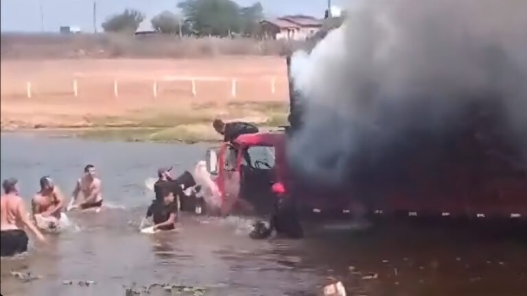Carga-de-madeira-pega-fogo-e-motorista-entra-com-caminhao-em-rio-para-apagar-incendio
