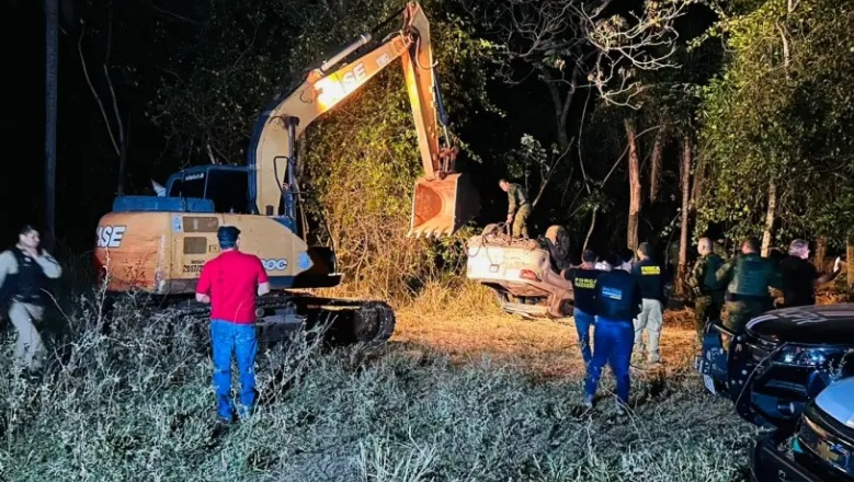 image-235 Polícia encontra caminhonete enterrada em bunker durante buscas por cobradores desaparecidos
