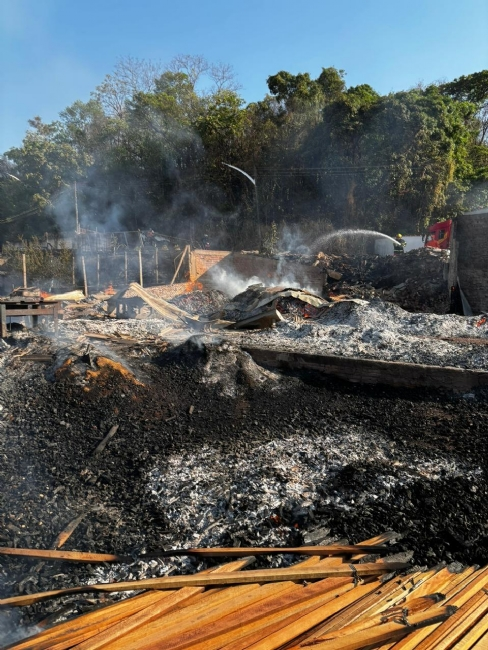 image-531 Incêndio destrói madeireira e atinge empresas vizinhas