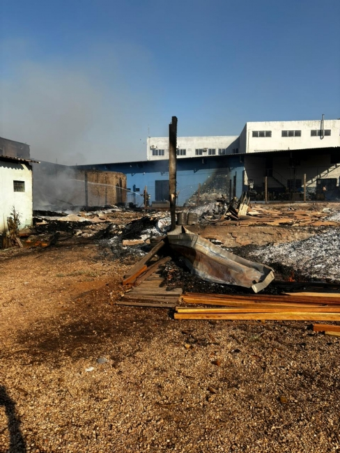 image-532 Incêndio destrói madeireira e atinge empresas vizinhas