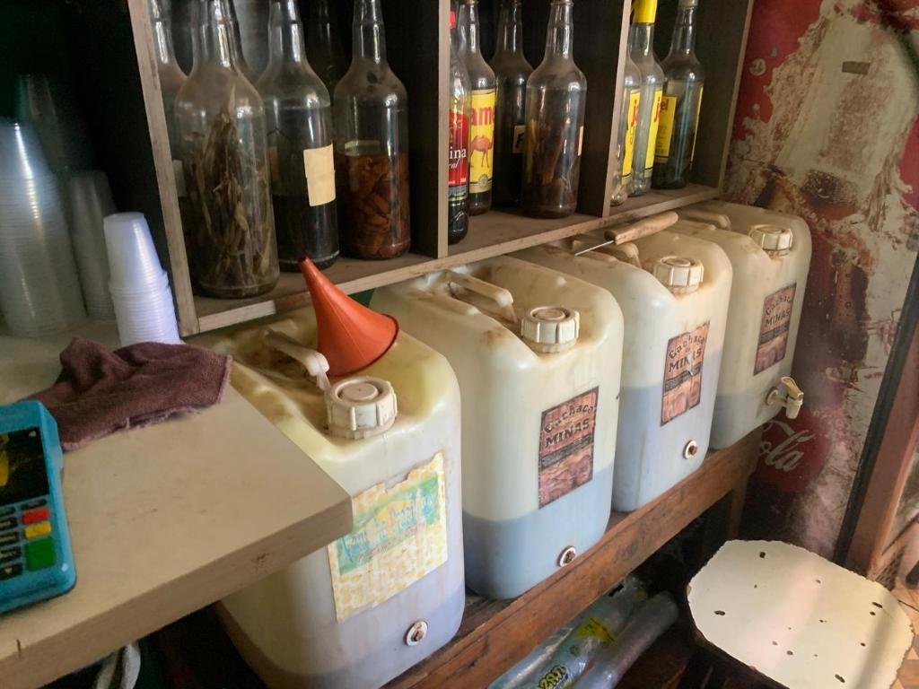 105228 Fábrica clandestina de bebida destilada é interditada em Várzea Grande
