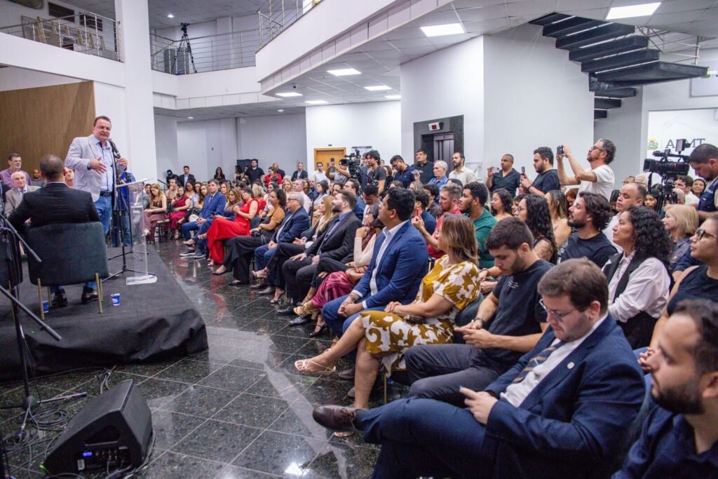 7c9dc518f6848481f6a3974f6fc1d30c68dc9a835582a-1024x683 Max Russi lança Prêmio ALMT de Jornalismo em noite de reconhecimento à imprensa