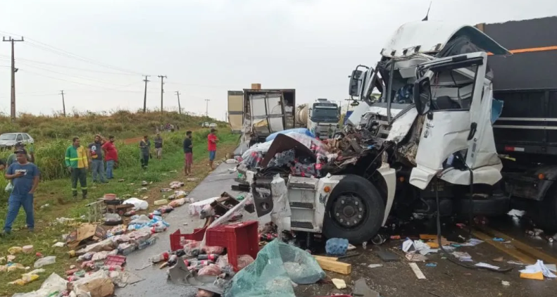 image-126 Grave colisão entre carreta e caminhão de supermercado deixa motorista em estado grave em Sorriso