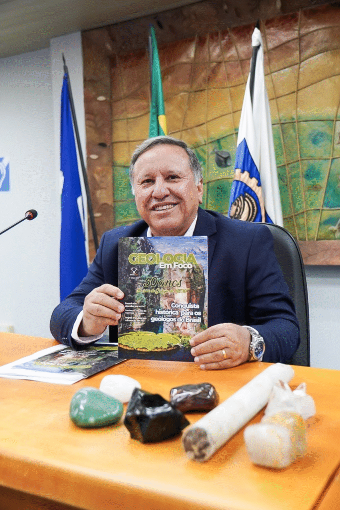 image-150-684x1024 1º Revista do Singemat celebra 50 anos do curso de Geologia da UFMT e destaca avanços da área em MT