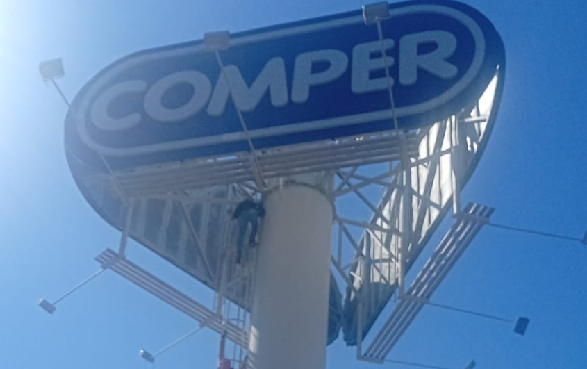 image-306 Tensão em Várzea Grande: Homem sobe em placa de supermercado e mobiliza bombeiros neste domingo