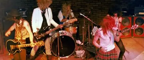 image-351 GUNS N’ ROSES: A BANDA MAIS PERIGOSA DO MUNDO