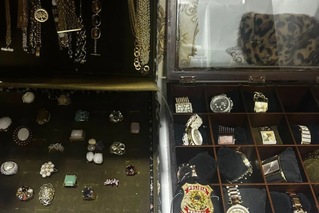 image-76-1024x683 PF apreende dinheiro e coleção de relógios na casa de empresário ligado ao prefeito tiktoker afastado