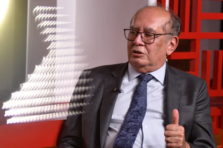 Gilmar-Mendes-Ministro-do-Supremo-Tribunal-Federal-STF-é-entrevistado-pelo-colunista-Paulo-Cappelli-e-a-repórter-Manoela-Alcântara-no-estúdio-Metrópoles-6