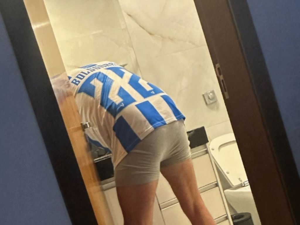 image-196-1024x768 Bolsonaro aparece de cueca em fotos divulgadas por filho, que relata piora no estado de saúde