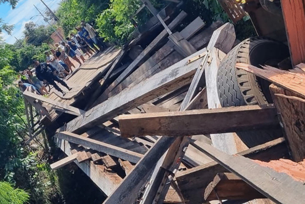 image-225-1024x684 Caminhão cai em rio após ponte quebrar