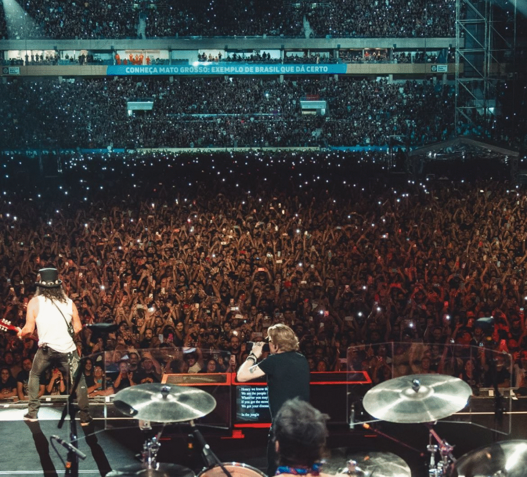 image-45-1024x927 RETROSPECTIVA: Megaestrutura, exigências internacionais e fãs apaixonados marcaram show do Guns N’ Roses em Cuiabá